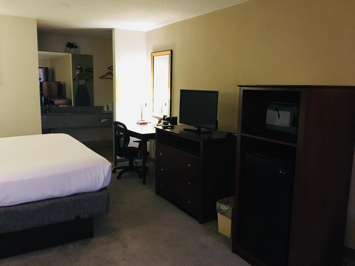 Ramada By Wyndham Batesville Exterior photo